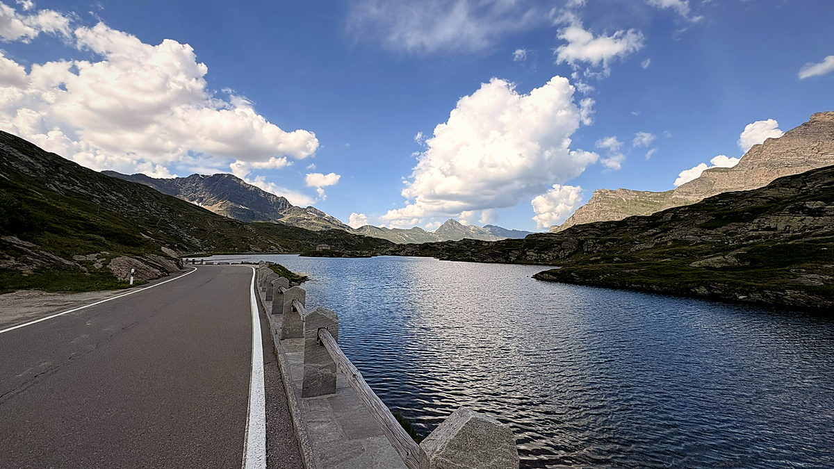 A road running along the lake at the top of the San Bernardino Pass